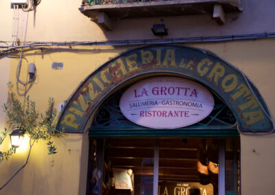 La Grotta, Lucca